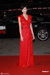 组图：桂纶镁红色礼服亮相 搭配裸色高跟鞋