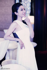 组图：刘思彤纱裙写真显鬼马本色