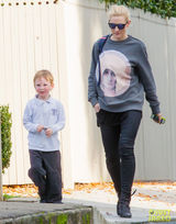 组图：布兰切特潮装出街 陪子散布心情佳