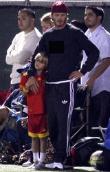 组图：贝克汉姆助阵儿子比赛 球场打闹大展父爱