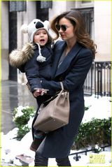 组图：米兰达陪子过三岁生日 弗林戴考拉帽萌呆