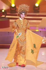 组图：《欢乐满东华2012》落幕 那英西装助阵