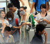 组图：林志玲素颜油皮似大婶 黑框镜发卡扮嫩