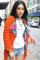 组图：周扬美国街拍橘色外套搭热裤
