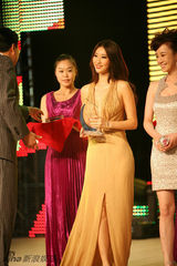 组图：陈依淳晚会获封爱心天使 性感着装艳惊全场