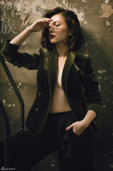 组图：熊乃瑾秀香肩美背 性感造型女人味十足