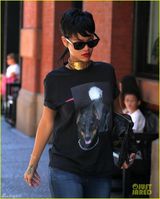 组图：蕾哈娜戴黑超街头闲逛 霸气金链子绕颈