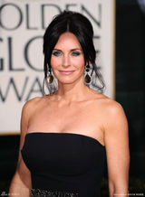 高清组图：大卫-阿奎特为科特妮-考克斯撑伞献殷勤