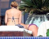 幻灯图：安妮斯顿墨西哥过生日 杰拉德-巴特勒作陪