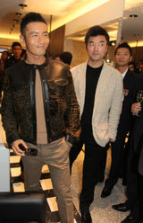 组图：黄晓明香港出席品牌开幕 酷帅显成熟自信