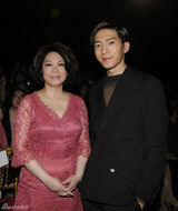 组图：井柏然廖凡同台看秀 兄弟见面相聊甚欢