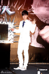 幻灯图：罗志祥专辑破纪录庆功 获赠“金猪公”