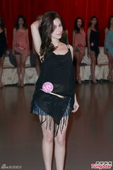 组图：倪晨曦教走猫步 亚姐佳丽奇招突围