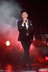 高清图：众巨星撑场雷颂德个唱 杨千嬅蕾丝诱惑