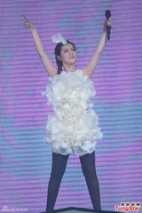 组图：Selina延迟造人 Ella挤胸性感舞老公最爱