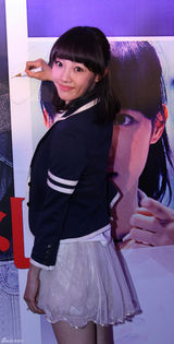 高清组图：白百何文章十指紧扣 甜蜜现身新片首映