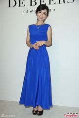 组图：张静初赴台观展 宝蓝长裙显高雅气质