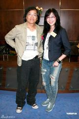 幻灯图：张婉婷成功抢镜 装扮休闲星味全无 