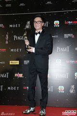 组图：最佳男配角郑中基后台激吻太太余思敏