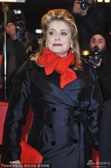 组图：《狂妈上路》首映 冰美人凯瑟琳贵气逼人