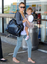 高清图：杰西卡-阿尔芭携女儿出行 弯腰险走光