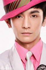 幻灯图：康飞新写真化身蝴蝶美男 讲述演员心态