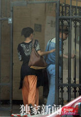 组图：黄海波返京莫小棋接机 机场高调秀恩爱