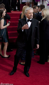 组图：迈克尔-道格拉斯红毯神飞扬 搞怪显童心