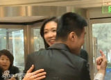 组图：北漂保安强抱林志玲 妈我见到林志玲啦!