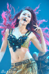 组图：张靓颖深圳开唱变幻模样 歌迷呼喊“女神”