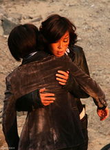 高清：恶劣天气考验《西风烈》 明星防寒各有绝招