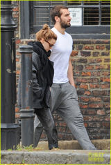 组图：艾玛全副武装与男友现身 素颜低调避镜头