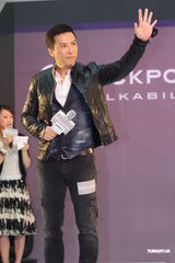 组图：甄子丹帅气代言 名模白歆惠热辣走秀