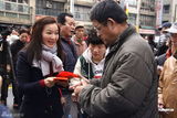 组图：阿雅台北街头派红包爱心不落人后