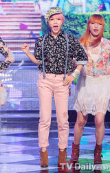 组图：韩团少女时代露小蛮腰 新曲打榜三连冠