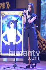 组图：尚雯婕任网游音乐总监秀美腿 现场唱新歌