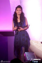 幻灯图：容祖儿露肩礼服帅气 阿Sa(蔡卓妍)颁奖礼上露笑容