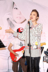 组图：容祖儿穿着素雅气质清纯 演唱新歌与粉丝互动