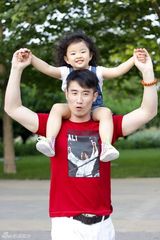 组图：奇道带女儿公园游玩 气氛温馨父爱满溢