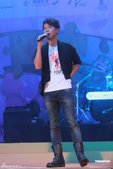 组图：李克勤郑欣宜开唱 鼓励年青人追梦