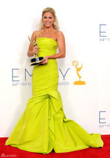 组图：艾美奖后台 茱莉-鲍温捧奖杯乐不思蜀