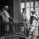 高清组图：伊丽莎白-泰勒绝版照片曝光 16岁如少妇