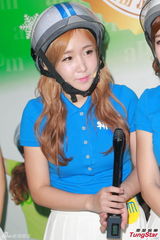 组图：Crayon Pop戴头盔现身握手会 大跳热舞