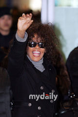 幻灯图集：惠特尼休斯顿访韩 黑墨镜显天后风范