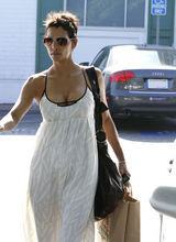 高清组图：哈利-贝瑞长裙逛街 吊带装性感爆乳