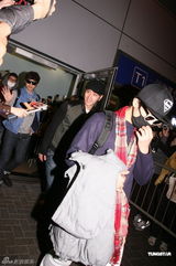 组图：韩国2PM成员闪电现身香港 众多粉丝机场守候