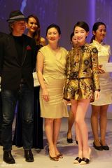 组图：李晨周冬雨等助阵某时尚活动颁奖礼