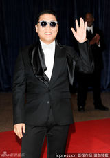 组图：鸟叔PSY亮相白宫晚宴 西装墨镜绅士风