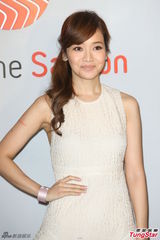 组图：侯佩岑白色长裙亮相 笑容优雅气质甜美