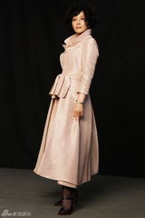 组图：刘晓庆写真花絮曝光 与化妆师现场狂逗趣